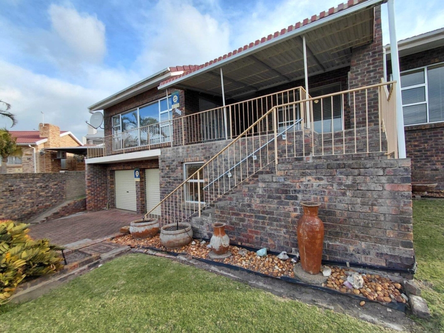 4 Bedroom Property for Sale in Wavecrest Eastern Cape
